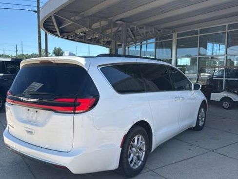 Used 2022 Chrysler Pacifica Touring-L FWD image 4