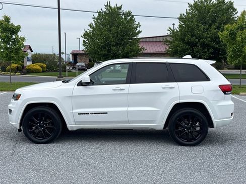 Used 2018 Jeep Grand Cherokee Altitude AWD/4WD image 5