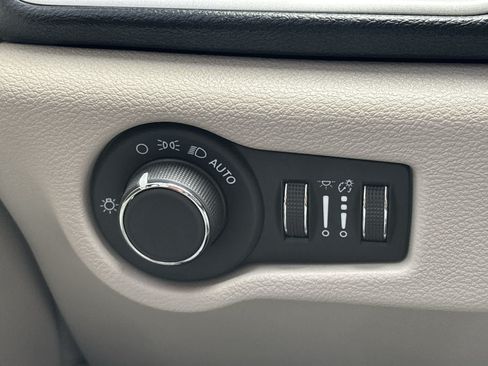 Used 2020 Chrysler Voyager Lxi FWD image 12