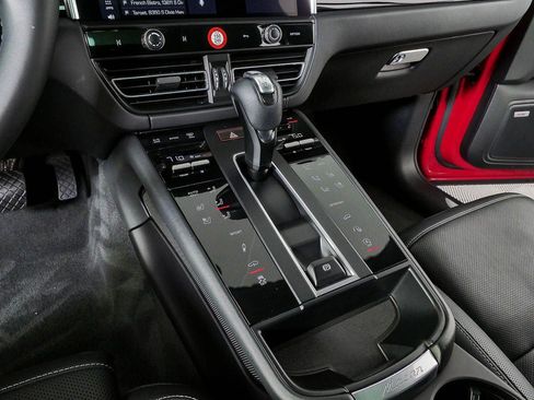 Certified 2022 Porsche Macan S AWD/4WD image 16