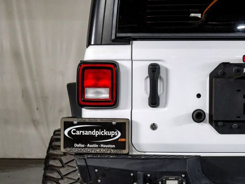 Used 2018 Jeep Wrangler Unlimited Sahara AWD/4WD image 37