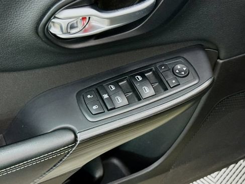 Used 2015 Jeep Cherokee Sport FWD image 17