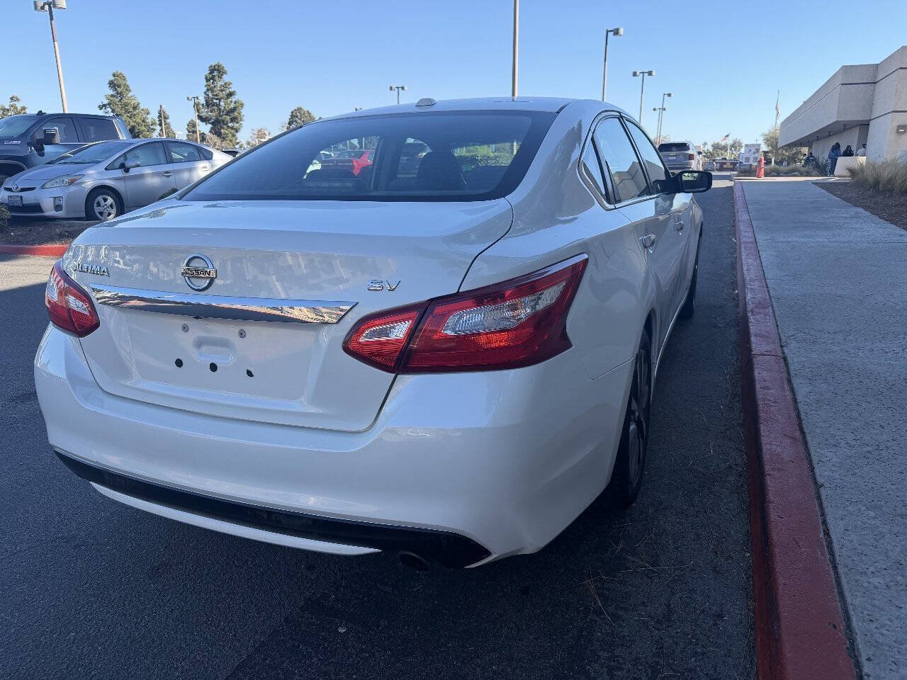Used 2017 Nissan Altima FWD image 5