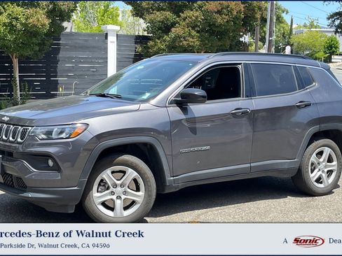 Used 2023 Jeep Compass Latitude w/ Sun and Sound Group AWD/4WD image 1