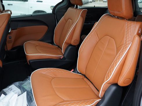 New 2026 Chrysler Pacifica Pinnacle image 11