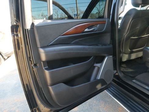 Used 2019 Cadillac Escalade ESV Luxury image 30