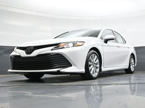 Used 2018 Toyota Camry LE FWD image 32