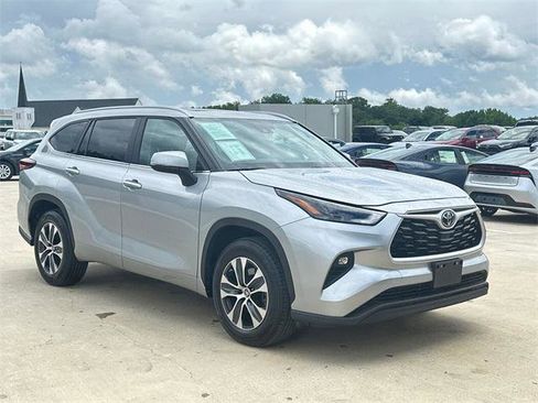 Certified 2024 Toyota Highlander XLE image 37