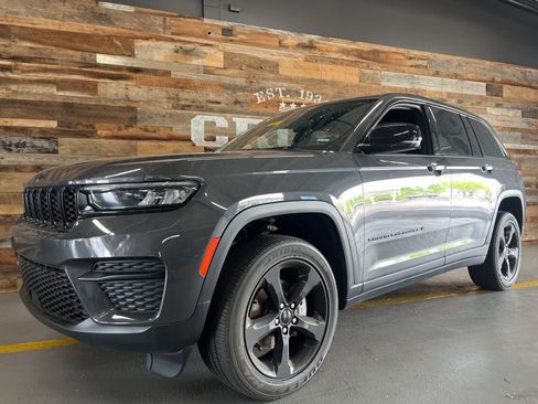 Used 2022 Jeep Grand Cherokee Altitude image 7