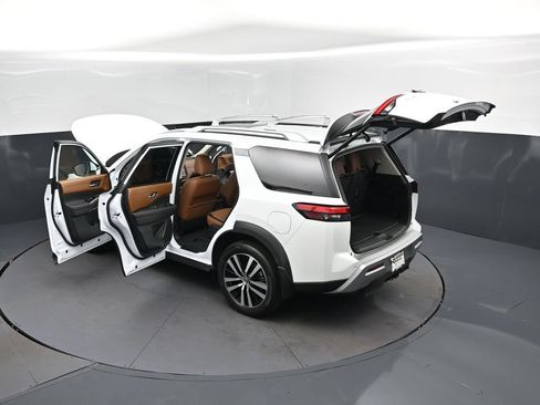 Used 2025 Nissan Pathfinder Platinum w/ Cargo Package FWD image 2