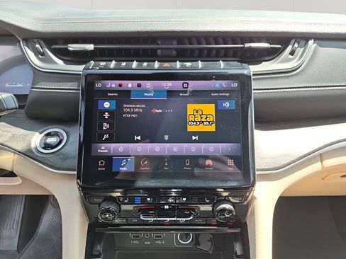 Used 2024 Jeep Grand Cherokee Limited w/ Luxury Tech Group II image 39