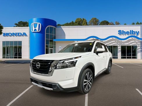 Used 2024 Nissan Pathfinder Platinum image 4