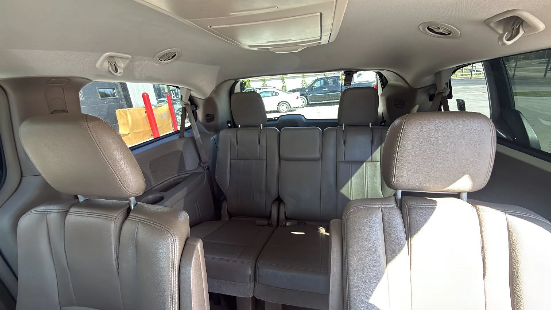 Used 2014 Chrysler Town & Country Touring FWD image 17