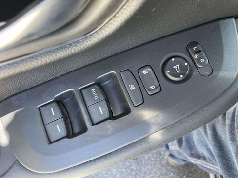 Used 2025 Honda HR-V LX image 14