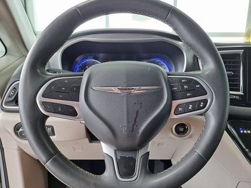 Used 2023 Chrysler Pacifica Touring-L FWD image 10