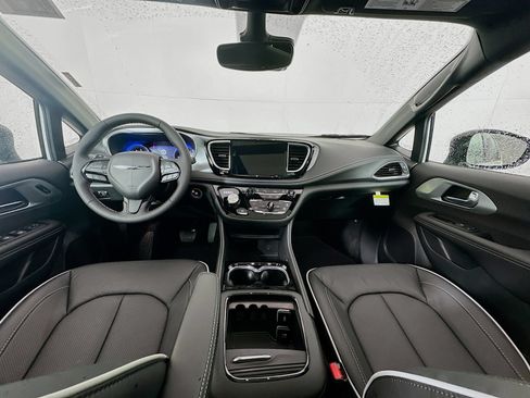New 2026 Chrysler Pacifica Limited w/ S Appearance Package FWD image 18