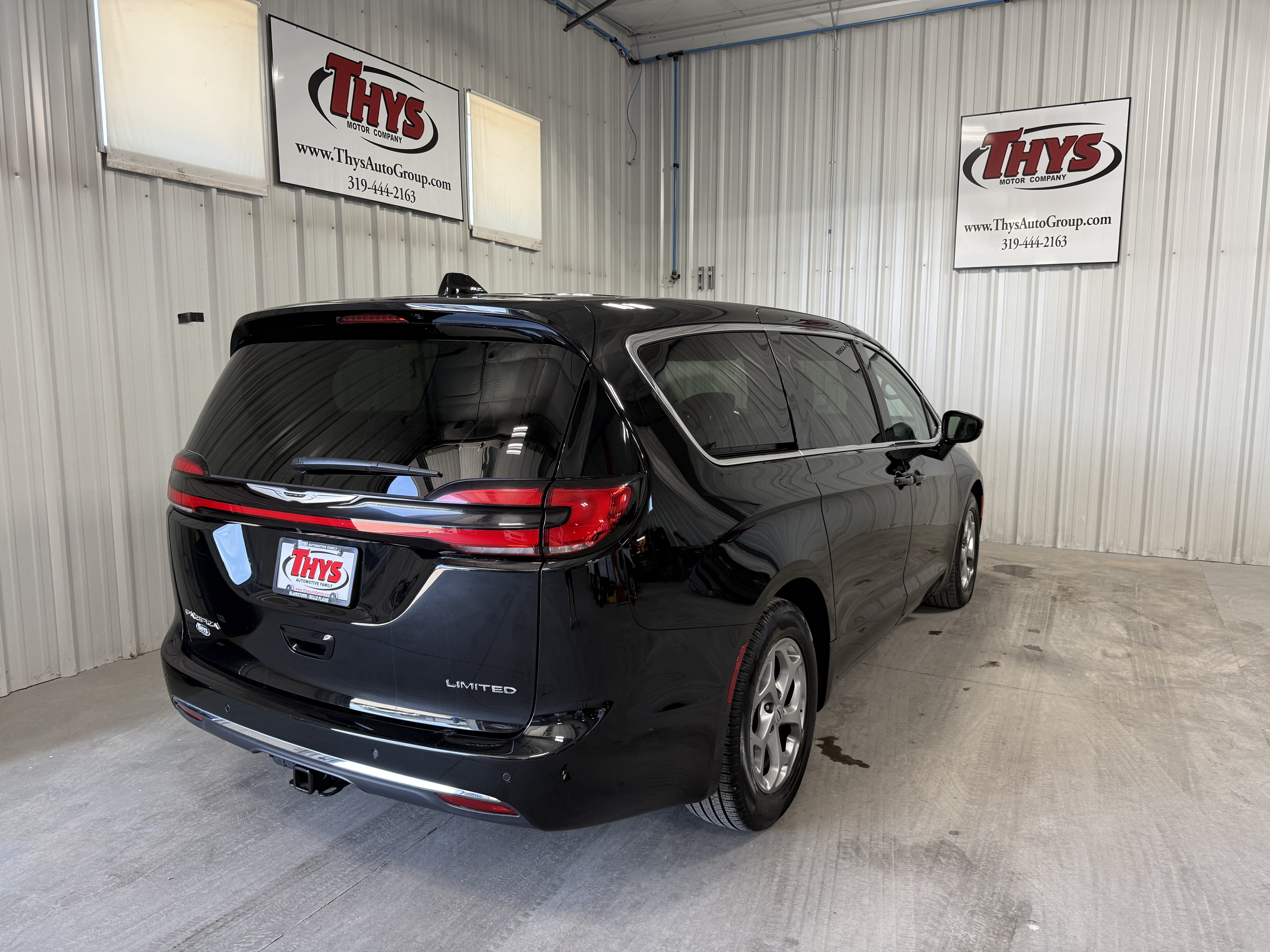 Used 2024 Chrysler Pacifica Limited w/ Trailer Tow Group FWD image 3