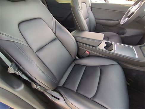 Used 2022 Tesla Model Y Long Range image 34