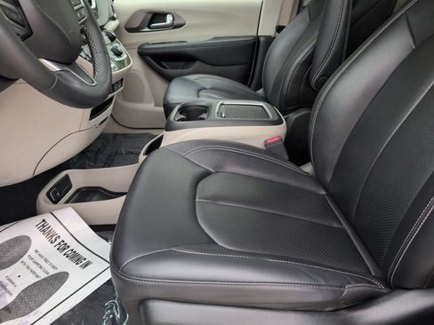 Used 2024 Chrysler Pacifica Touring-L FWD image 24
