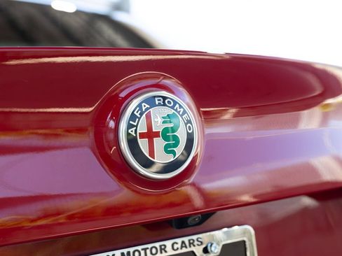 Used 2022 Alfa Romeo Giulia Veloce RWD image 18