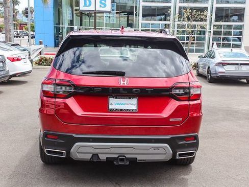Used 2025 Honda Pilot Touring image 6