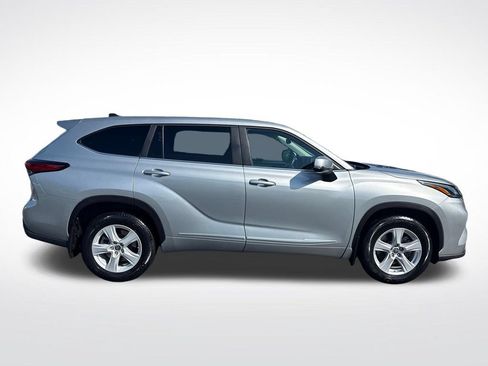 Used 2023 Toyota Highlander L FWD image 6