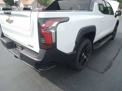New 2025 Chevrolet Silverado EV LT image 30