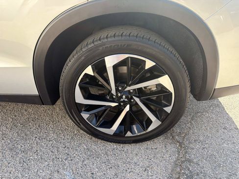 Used 2024 Mitsubishi Outlander 4WD Plug-In Hybrid image 6
