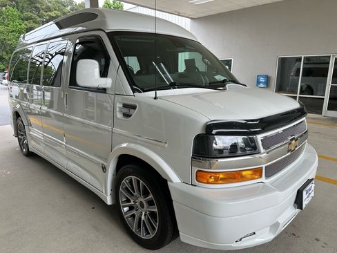 Used 2020 Chevrolet Express 2500 w/ Enhanced Convenience Package RWD image 11