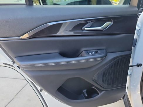 Used 2023 Jeep Grand Cherokee Altitude RWD image 13