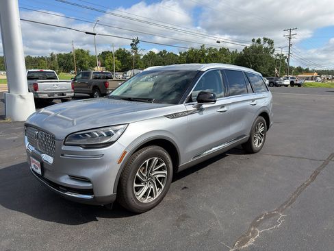 Used 2024 Lincoln Aviator AWD image 2