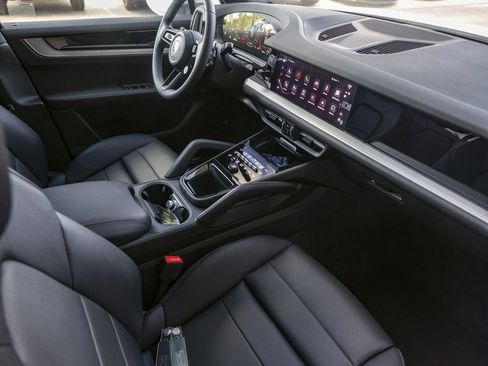 New 2025 Porsche Cayenne image 36