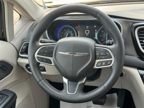 Used 2023 Chrysler Pacifica Touring-L FWD image 13