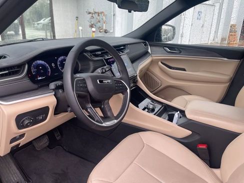 Used 2025 Jeep Grand Cherokee L Limited w/ Luxury Tech Group II AWD/4WD image 12