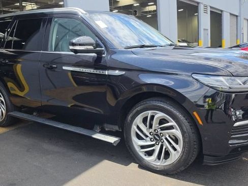 Used 2025 Lincoln Navigator Reserve AWD/4WD image 4