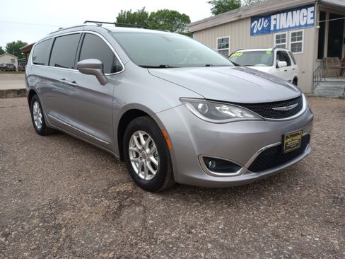 Used 2020 Chrysler Pacifica Touring-L image 1