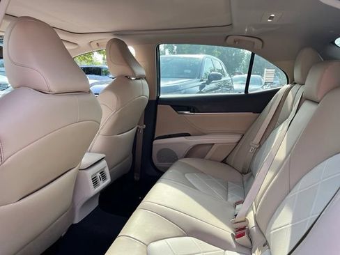 Used 2018 Toyota Camry XLE FWD image 9
