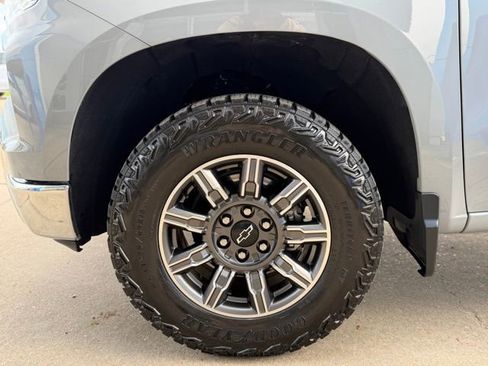 Used 2024 Chevrolet Silverado 1500 LT w/ Z71 Off-Road Package AWD/4WD image 6