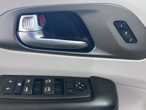Used 2020 Chrysler Pacifica Touring-L FWD image 58