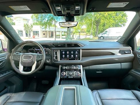 Used 2021 GMC Yukon XL Denali w/ Denali Premium Package AWD/4WD image 3