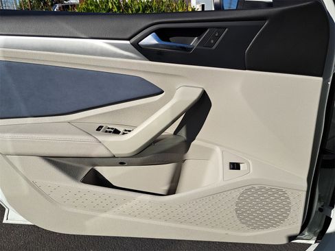 Certified 2025 Volkswagen Jetta SE w/ Sunroof Package image 26