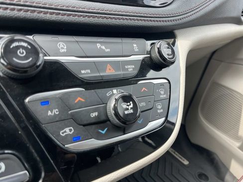 Used 2020 Chrysler Pacifica Limited FWD image 40