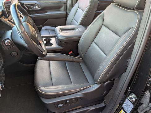 Used 2023 GMC Yukon SLT w/ SLT Luxury Package image 17