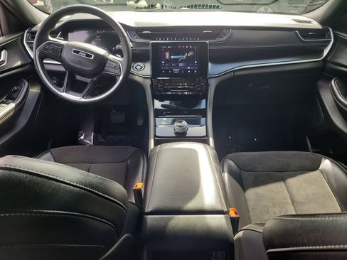 Used 2023 Jeep Grand Cherokee Altitude image 12