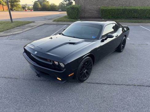 Used 2010 Dodge Challenger R/T RWD image 2