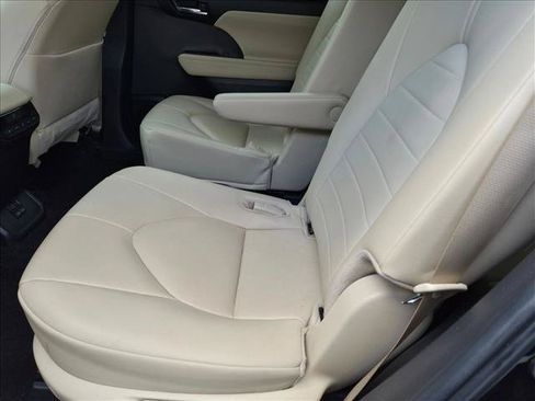 Used 2024 Toyota Highlander XLE FWD image 18