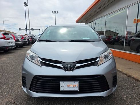 Used 2020 Toyota Sienna LE w/ LE Preferred Package image 2