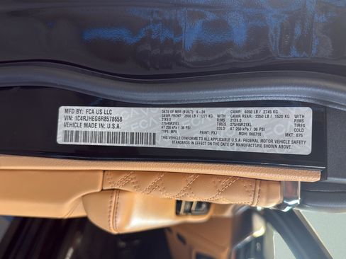 Used 2024 Jeep Grand Cherokee Summit AWD/4WD image 32