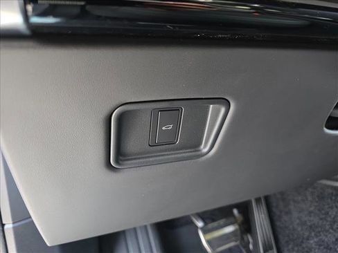 New 2025 Land Rover Range Rover Long Wheelbase SE image 28