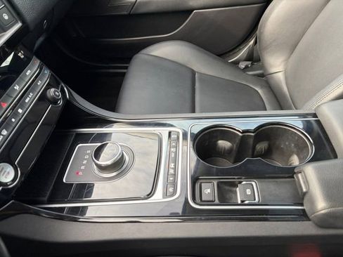 Used 2017 Jaguar XE RWD image 12